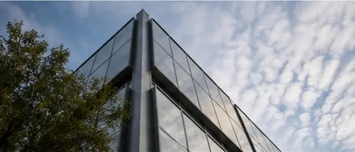 Façade vitrée contemporaine vue en contre-plongée.